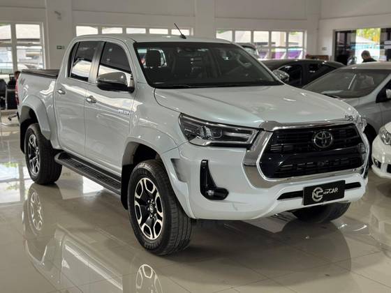 TOYOTA HILUX 2.8 D-4D TURBO DIESEL CD SRX PLUS 4X4 AUTOMÁTICO TOYOTA HILUX 2.8 D-4D TURBO DIESEL CD SRX PLUS 4X4 AUTOMÁTICO